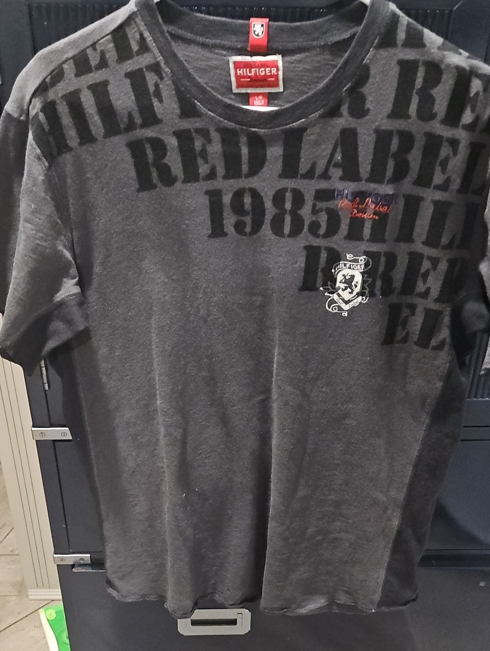Men’s Dark Charcoal Graphic Tee - Red Label LG 1985